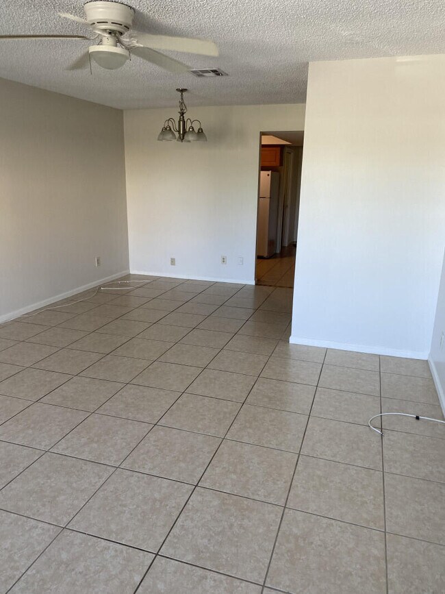 Building Photo - 201 Castlewood Dr