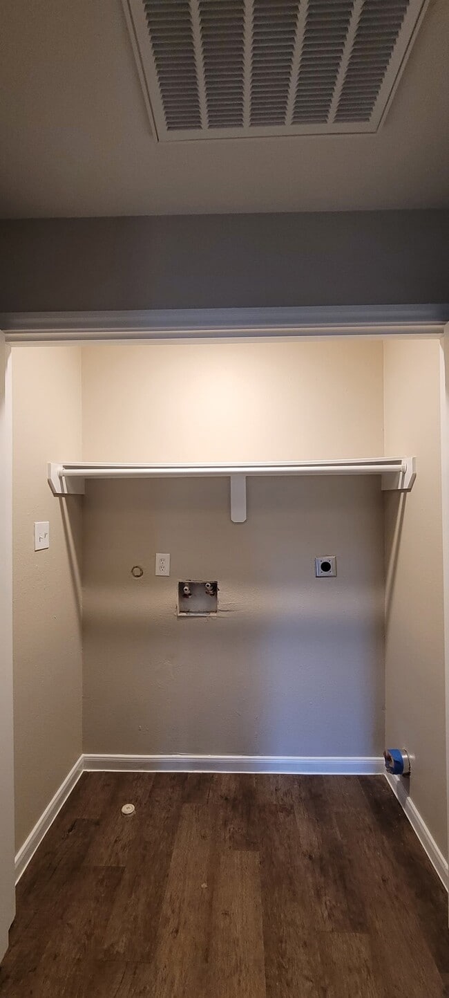 Building Photo - 8110 Woodward St