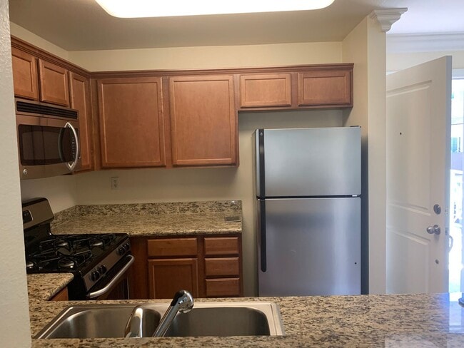 Building Photo - 1 Bedroom 1Bathroom Burbank Condo! Ready for Move-In!