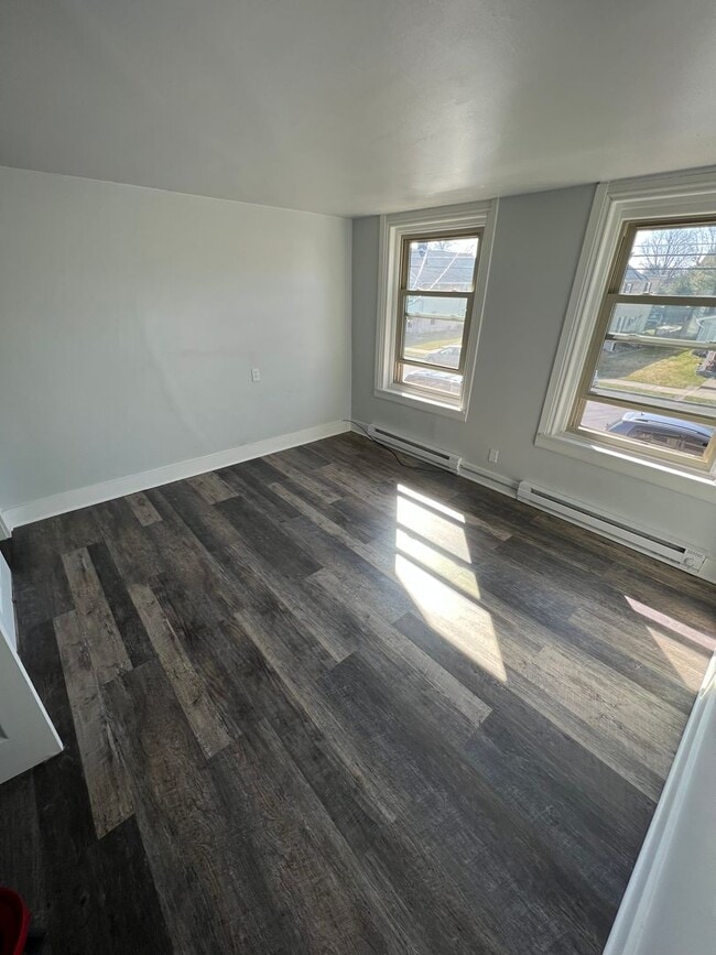 Building Photo - Completely remodeled TWO BEDROOM Twin