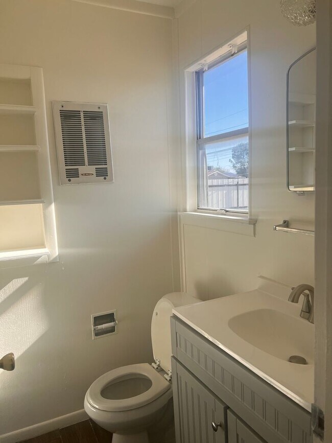 Building Photo - Charming home located near John Ireland El...