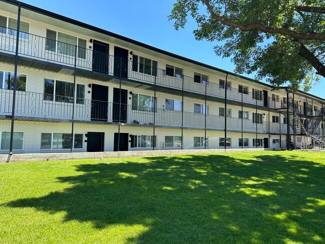 Building Photo - Sierra Ridge
