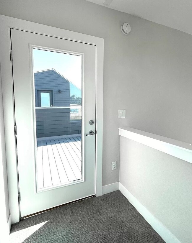 Building Photo - 2 Bedroom 2 Full Bathrooms and 2 Half Bath...