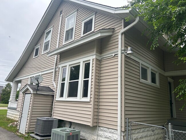 Building Photo - 298 E Main St