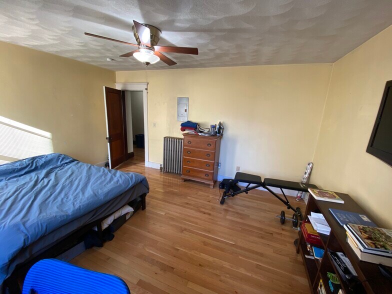 Building Photo - 221 Holland St