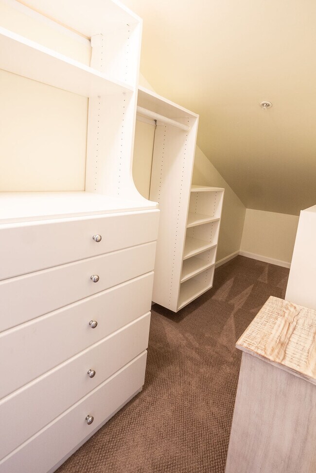 Building Photo - 719 N Vermont St