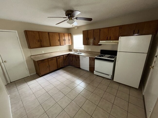 Building Photo - 908 Sutton Dr
