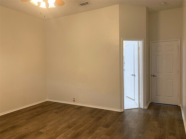 Building Photo - 4725 Park Bend Dr