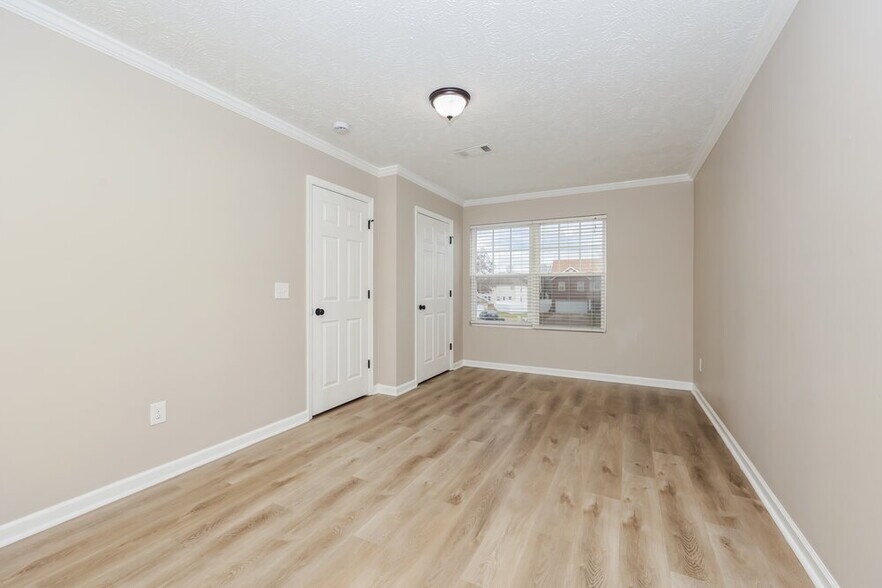 Building Photo - 5823 Roxbury Dr