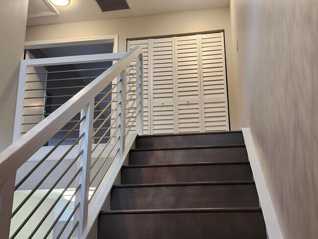 Building Photo - 1919 Discovery Cir E