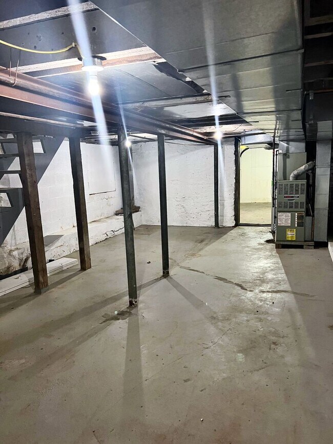 Building Photo - *** Amazing Apartment in Mt. Washington * Pet Friendly * Duplex style * Available Now * Spacious ...