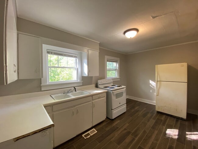 Building Photo - 210 E 28th St