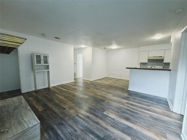 Building Photo - 9906 Hundred Oaks Cir