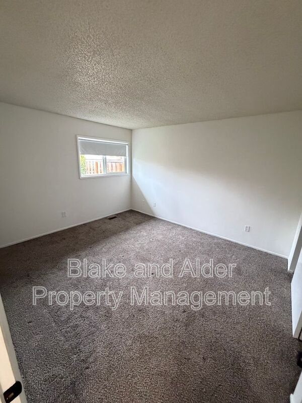 Building Photo - 5533 SW Lombard Ave