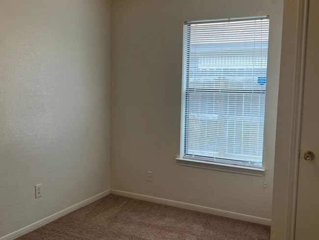 Building Photo - 402 Alpine St