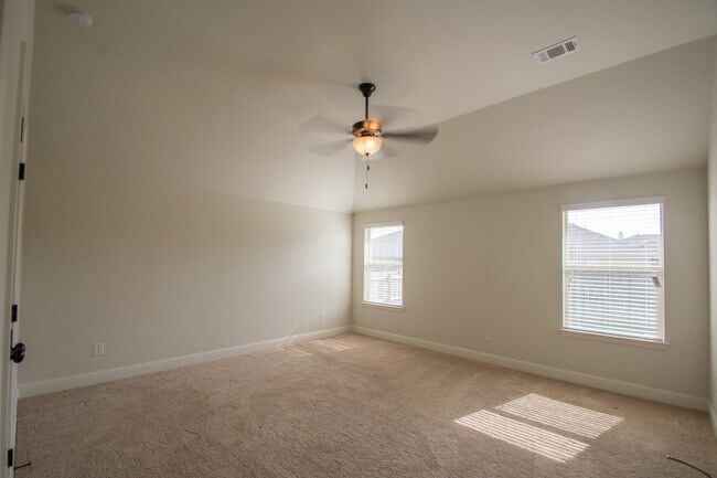 Building Photo - Beautifully crafted 4-2-2 home in Fort Worth.