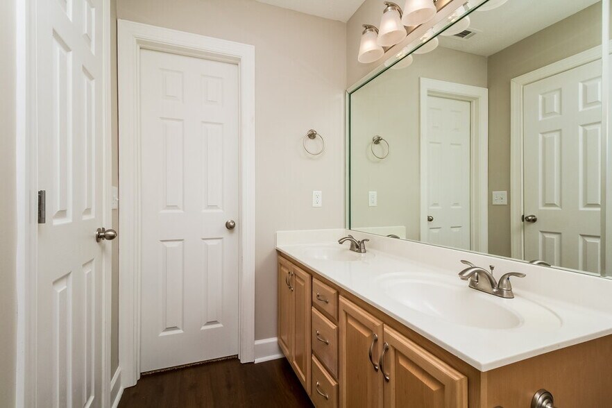 Building Photo - 1636 Bridgecrest Dr