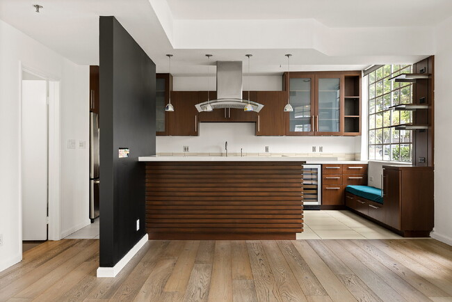 Building Photo - Stylish End-Unit Townhome in Prime Santa Monica | Private Rooftop Deck & Bonus Room