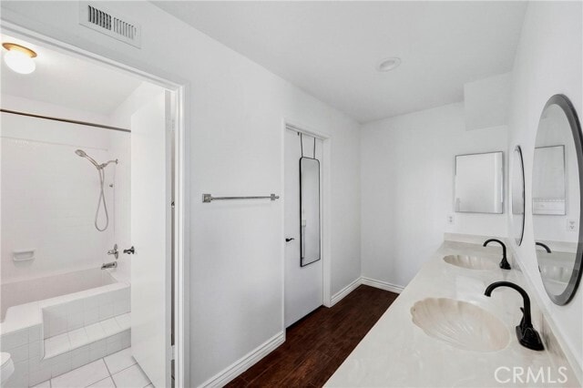 Building Photo - 2540 Royale Pl