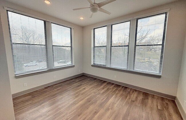 Interior Photo - Lafayette 500
