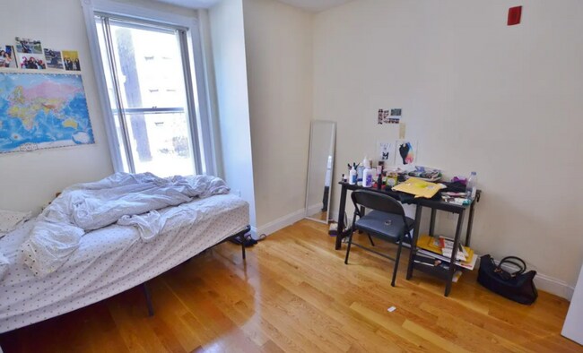 Building Photo - Charming 3 Bedroom-No Broker fee