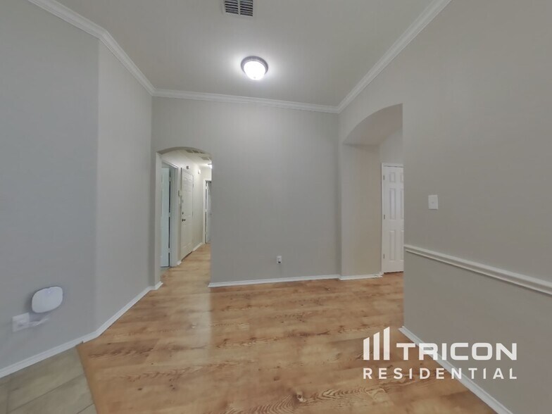 Building Photo - 558 Hickory Ln