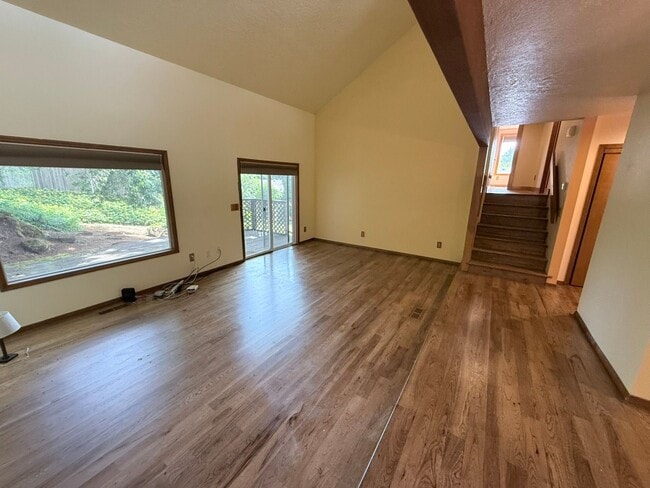 Building Photo - Beautiful 4 Bed, 2 Bath Single Family Home 2 Attached Car Garage and Laundry In Unit!
