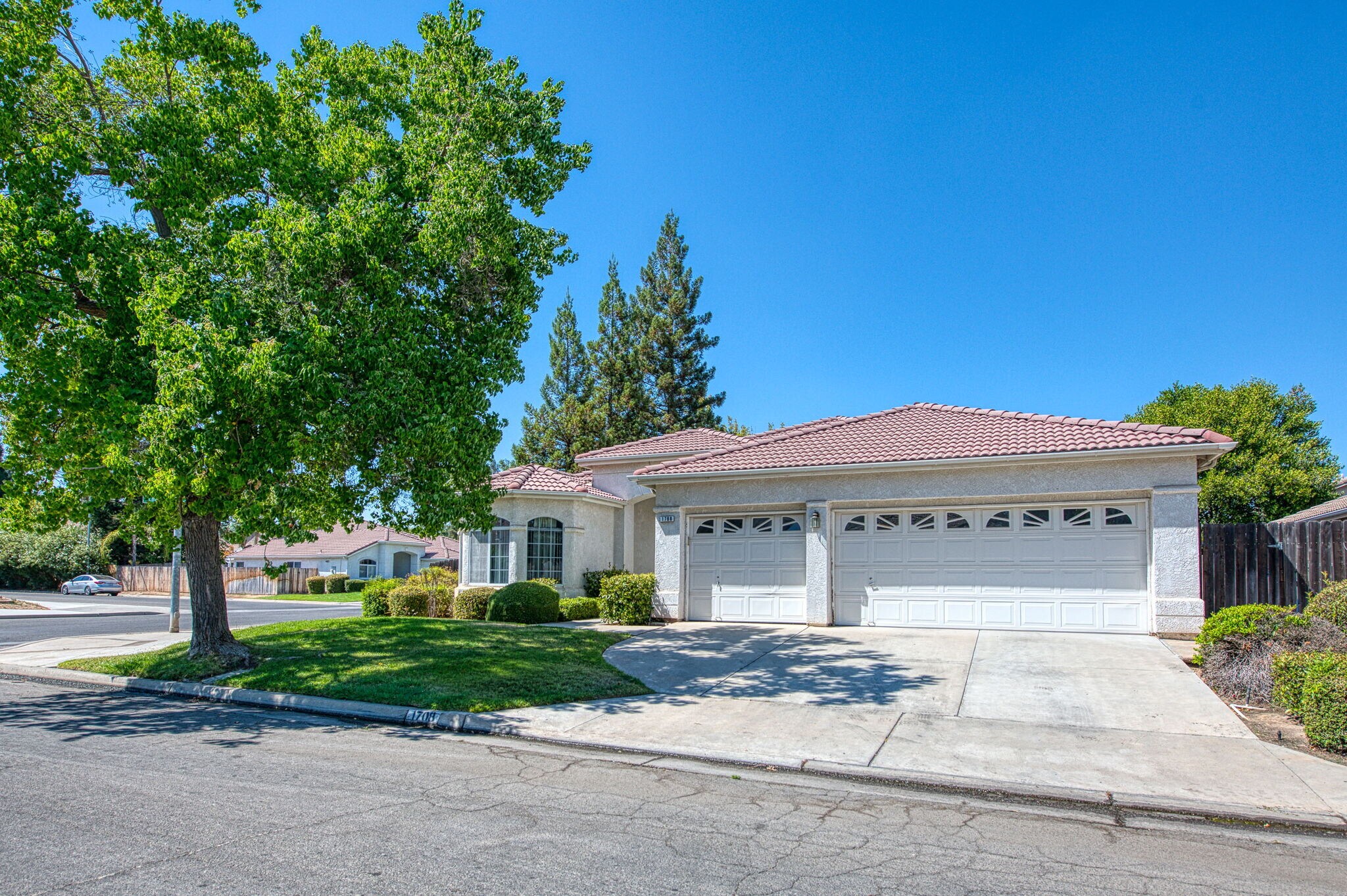 Building Photo - 1708 E Chelsea Dr