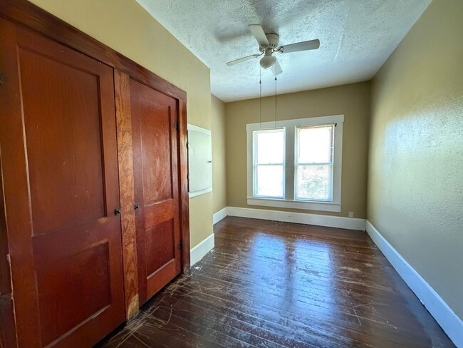 Building Photo - 4 bedroom 2 bath house!