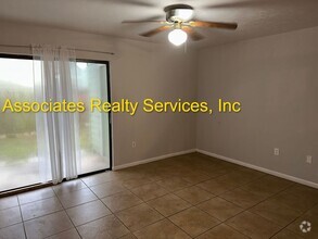 Building Photo - 2 Br/ 2.5 ba, Close to UF & shopping-