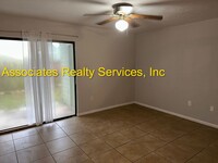 Building Photo - 2 Br/ 2.5 ba, Close to UF & shopping-