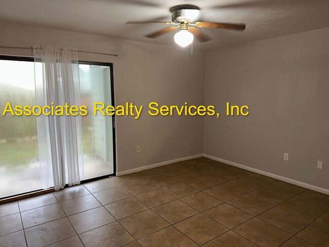 Primary Photo - 2 Br/ 2.5 ba, Close to UF & shopping-