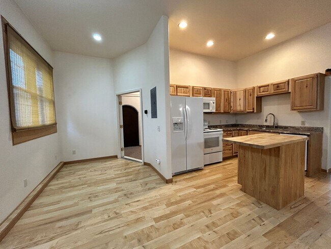 Building Photo - 1 bed 1 bath Duplex in South Hamilton with Large Shop