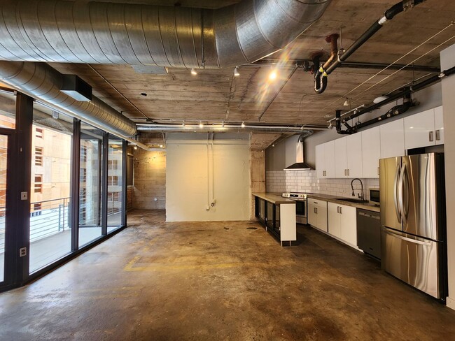 Building Photo - RARELY Available Dakota Lofts Condo! Indus...