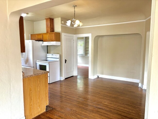 Building Photo - Historic Milwaukie 3 bedroom bungalow with...