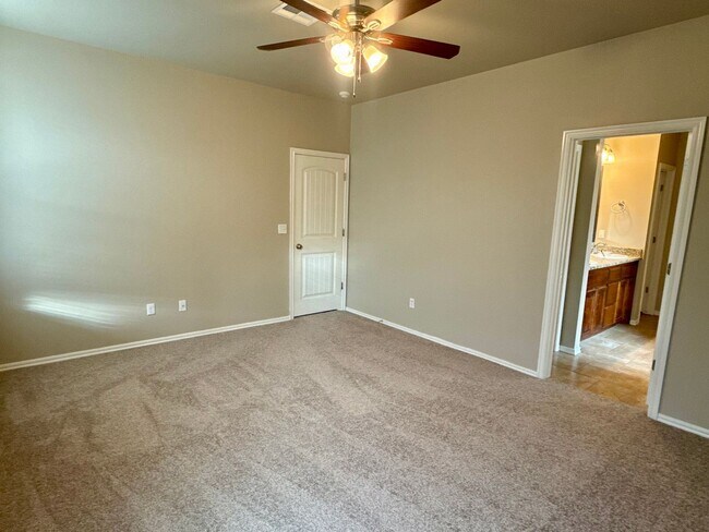 Building Photo - Spacious 4 Bed 2.5 Bath Home! New Flooring and Paint!
