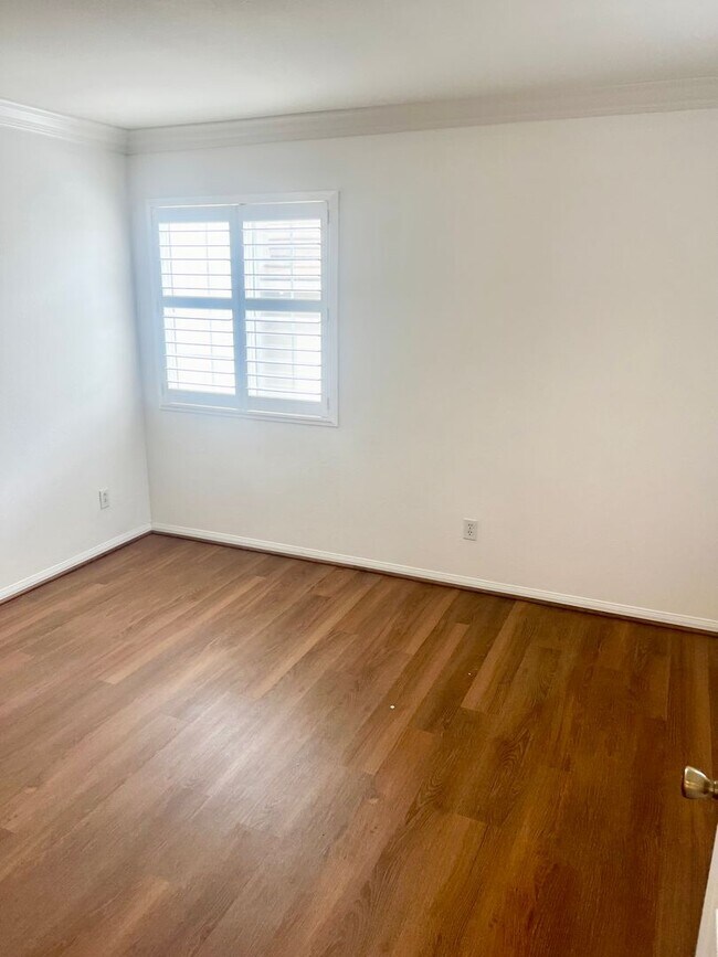 Building Photo - Stunning 4br + Den located on a view lot i...