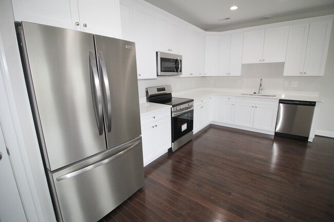 Building Photo - 1704 W Cary St