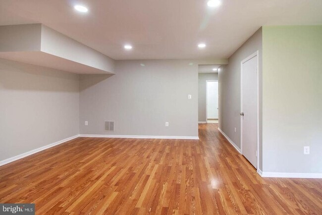 Building Photo - 9709 Lakepointe Dr