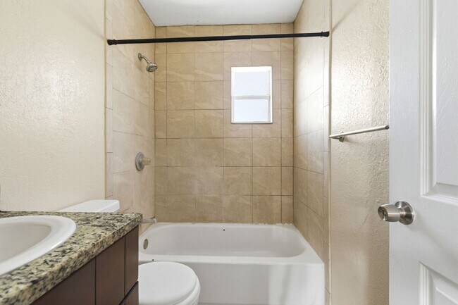 Building Photo - Updated 2-bedroom apartment in St. Petersburg offering 650 square feet of refreshed living space ...