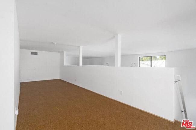 Building Photo - 558 Rose Ave