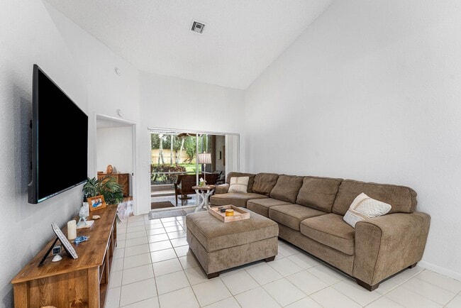 Building Photo - 8084 Summer Shores Dr