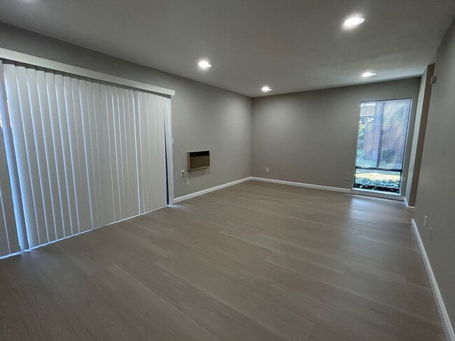 Building Photo - Nice 3br/1.5ba Town Home. Great school. Wa...