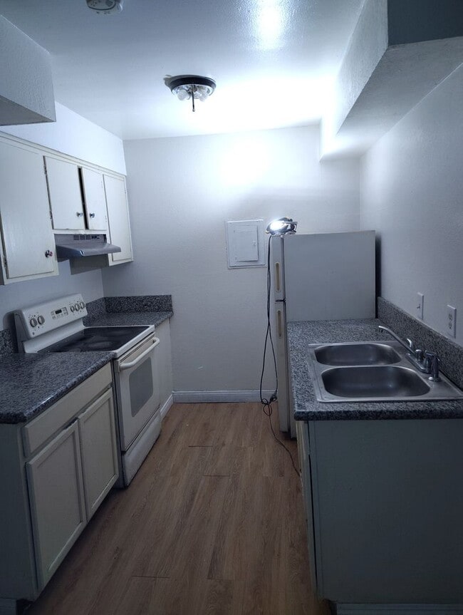 Building Photo - Cedar Ave