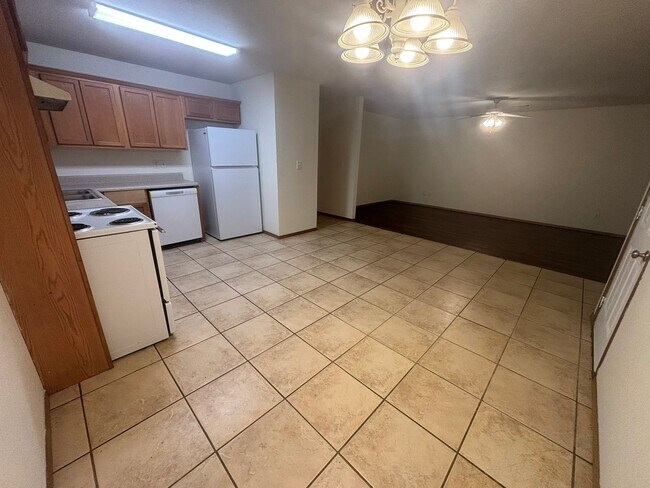 Building Photo - 305-307 E. Asher Ct.