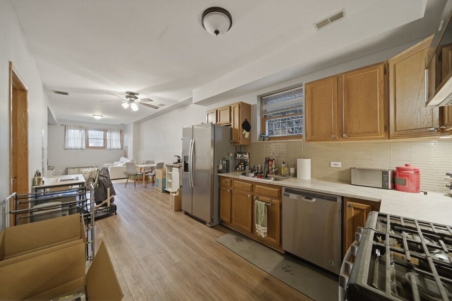 Building Photo - 844 N Wood St