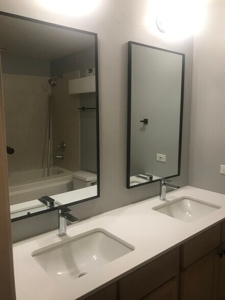 Master bedroom en suite bathroom with double vanity - 1500 W Monroe St