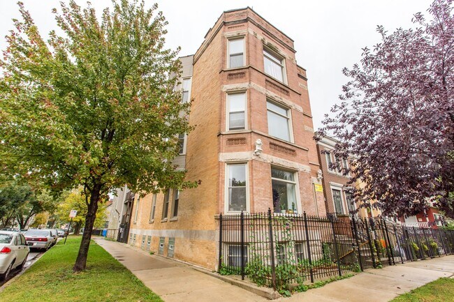 Building Photo - HUGE TOP FLOOR 3Bed/2Bath in Logan Square! In-Unit Laundry! Central Air! Large Private Deck!