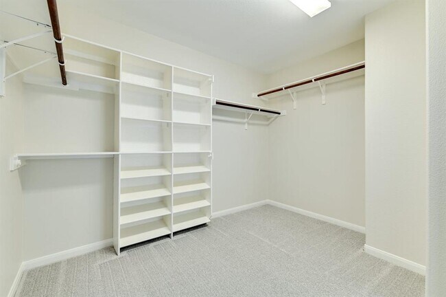Building Photo - 20308 Farm Pond Ln