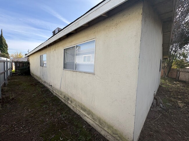 Building Photo - Spacious NW Visalia Home Rent Ready!